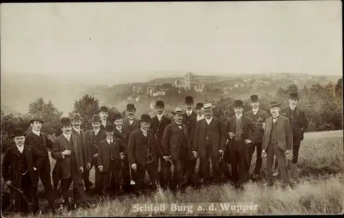 Foto Ak Burg an der Wupper Solingen, Schloss Burg, Panorama, Männergruppe