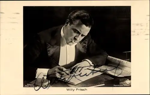 Ak Schauspieler Willy Fritsch, Portrait mit Zigarette, Notenheft, Ross Verlag 5962/2, Autogramm