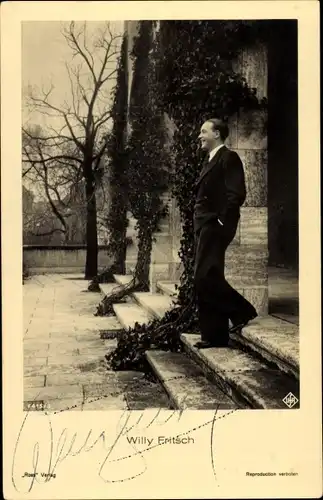 Ak Schauspieler Willy Fritsch, Portrait auf einer Treppe, Ross Verlag 6415/3, Autogramm