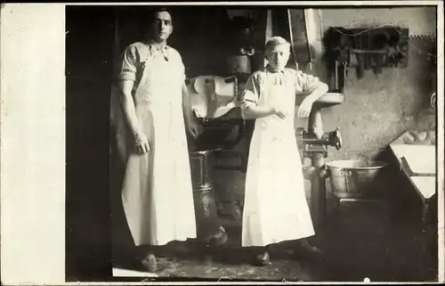 Foto Ak Bäckerei, Konditor, Mitarbeiter in Schürzen, Geschäft, Maschinen