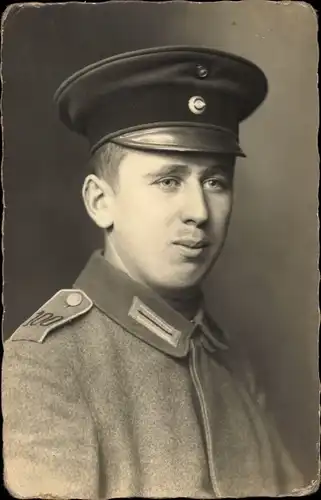 Foto Ak Deutscher Soldat in Uniform, Portrait, Mütze, Nr. 100