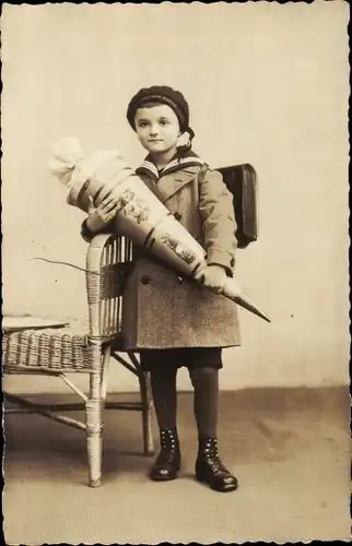 Foto Ak Schüler, Kind mit Schultüte, Schultasche, Einschulung