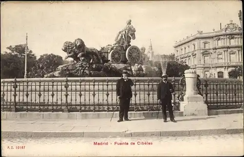 Ak Madrid, Fuente de Cibeles, Zwei Herren vor dem Brunnen