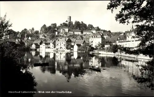 Ak Lobenstein im Saale Orla Kreis, Blick von der Inselbrücke auf den Ort, Boote