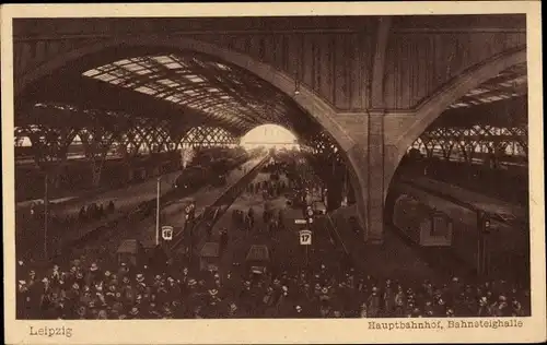 Ak Leipzig in Sachsen, Hauptbahnhof Bahnsteighalle, Züge, Passagiere