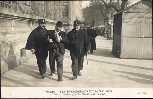 Ak Paris, Die Ereignisse vom 1. Mai 1907, Eine Verhaftung durch die Hüter des Friedens
