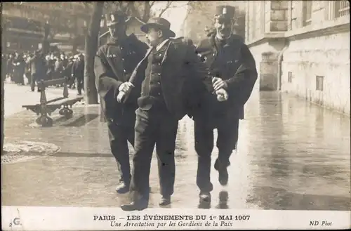 Ak Paris, Die Ereignisse vom 1. Mai 1907, Eine Verhaftung durch die Hüter des Friedens