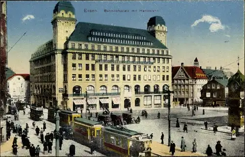 Ak Essen im Ruhrgebiet, Bahnhofsplatz mit Handelshaus, Straßenbahnen