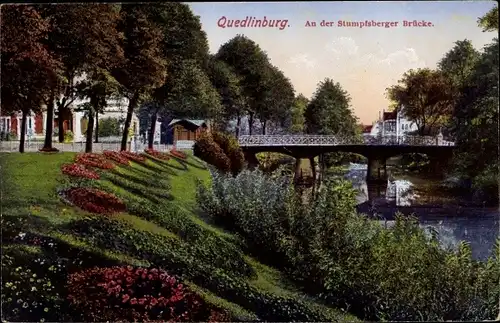 Ak Quedlinburg im Harz, Stumpfsberger Brücke, Blumenrabatten