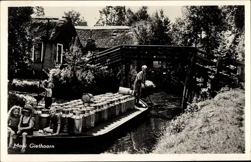 Ak Giethoorn Steenwijkerland Overijssel, Milchtransport per Boot, Brückenpartie