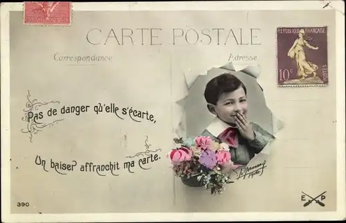 Ak Junge schaut durch eine Postkarte, Kusshand