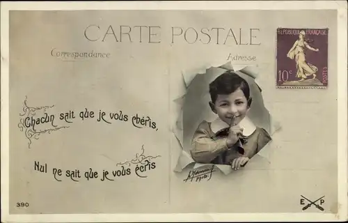 Ak Junge schaut durch eine Postkarte