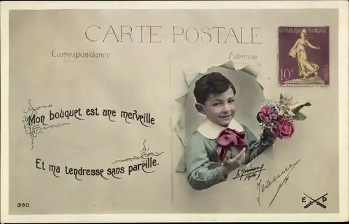 Ak Junge schaut durch eine Postkarte, Blumen