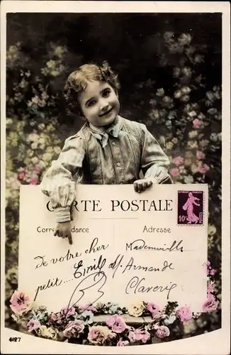 Ak Junge mit großer Postkarte, Blumen