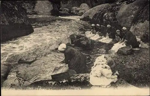 Ak Huelgoat Finistere, Frauen in Trachten waschen Wäsche am Flussufer