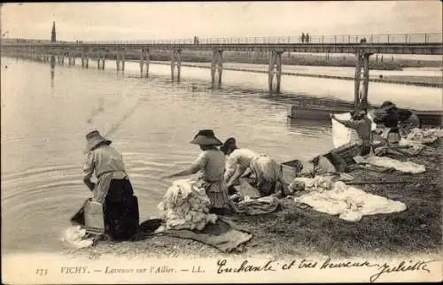 Ak Vichy Allier, Frauen in Trachten waschen Wäsche am Flussufer