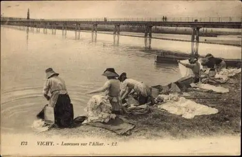 Ak Vichy Allier, Frauen in Trachten waschen Wäsche am Flussufer