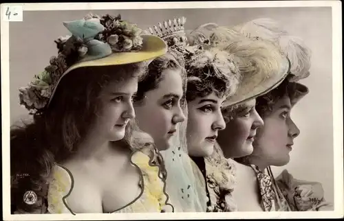 Ak Vier Frauen mit Hüten und Krone, Portrait