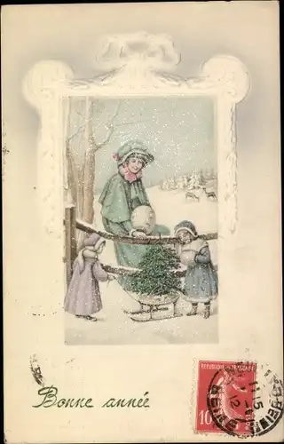 Präge Ak Glückwunsch Neujahr, Frau und Kinder mit Tannenbaum auf einem Schlitten