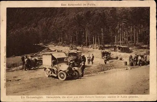 Ak Das Automobil im Felde, Verbandplatz, Verladen von Verwundeten, Sanitätswagen, I WK