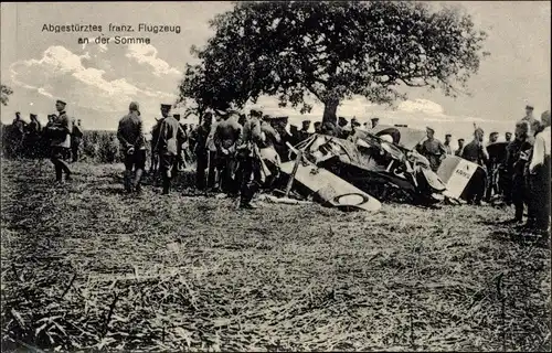 Ak Abgestürztes französisches Flugzeug an der Somme, deutsche Soldaten, 1. WK