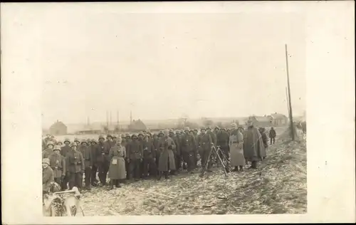 Foto Ak Deutsche Soldaten in Uniform, Gruppenbild, 1. WK