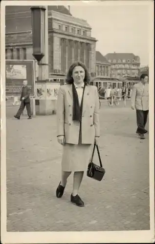 Foto Dresden Neustadt, Frau mit Handtasche, Bahnhof