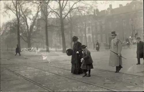 Foto Ak Den Haag Südholland Niederlande, Bahnschienen, Frau mit Enkeltochter