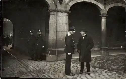 Foto Ak 's Gravenhage Den Haag Südholland, Polizist, Mann mit Gehstock, Bahnschienen