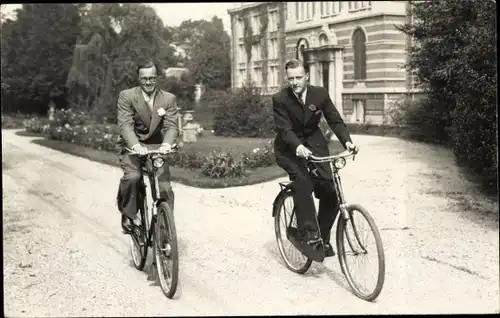 Foto Ak Prinz Bernhard der Niederlande, Portrait auf einem Fahrrad