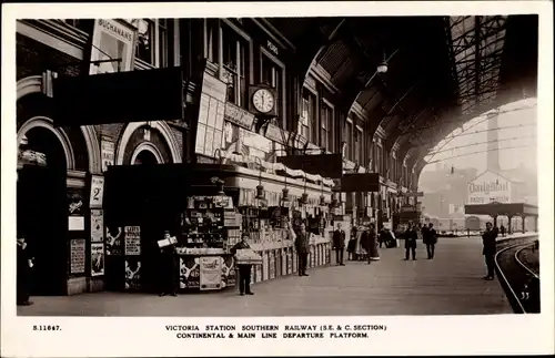 Ak London City, Victoria Station, Southern Railway, Continental und Main Line Abfahrtsplattform