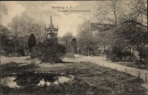 Ak Bernburg an der Saale, Sedanplatz, Kriegerdenkmal