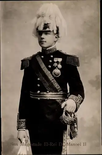 Ak König Manuel II. von Portugal, Standportrait in Uniform