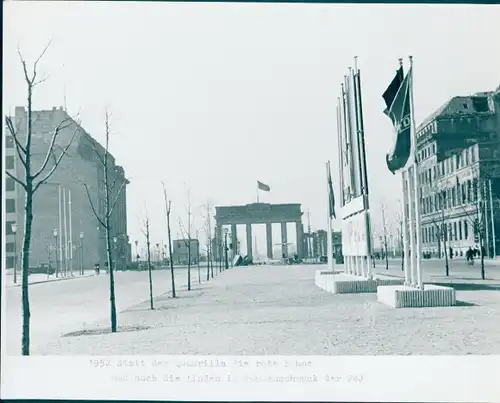 Foto Berlin Mitte, Brandenburger Tor, FDJ Fahne, 1952