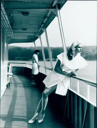 Foto Lady in weiß, Model in weißem Wickelkleid, C & A Reklame