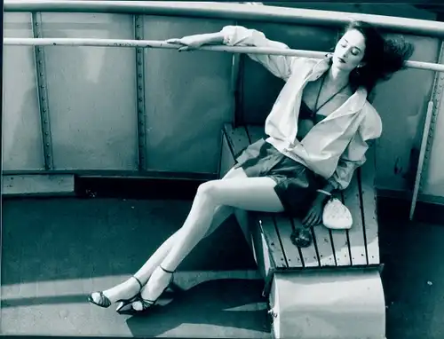 Foto Sonnentanker, Model in Shorts und Bluse, Reklame, C & A