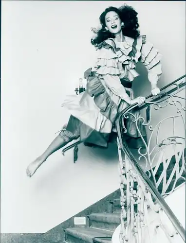 Foto Frau in Kleid mit Volants und Rüschen, Reklame, C & A