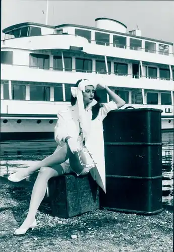 Foto Model in weißem Mantel und Pumpshorts, Reklame, C & A