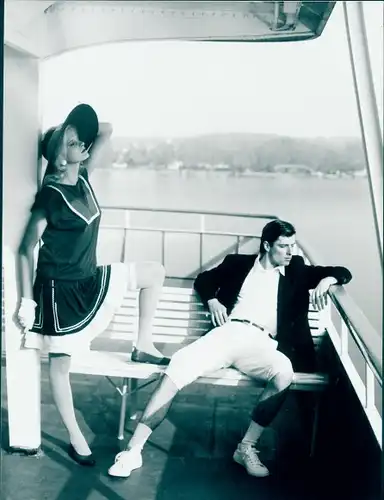 Foto Model im Matrosenkleid mit Strohhut, Mann im Lederblazer, Reklame, C & A, Yves Saint Laurent
