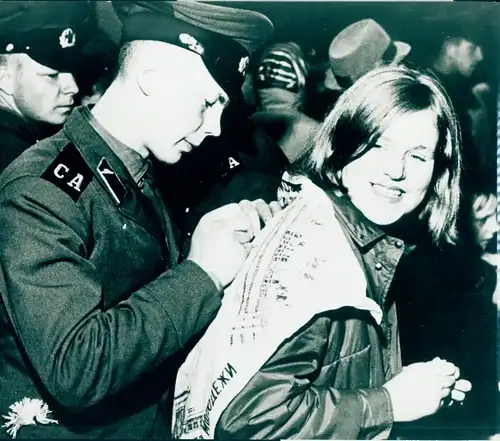 Foto Soldat in Uniform unterschreibt auf dem Rücken einer jungen Frau, CA