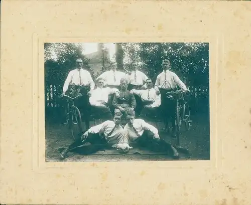 Foto Männer mit Fahrrädern, Radfahrerverein zu Boohsen ?, 1920