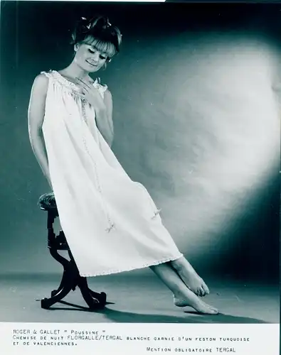 Foto Frau im Nachthemd, Roger & Gallet, Poussine, Reklame