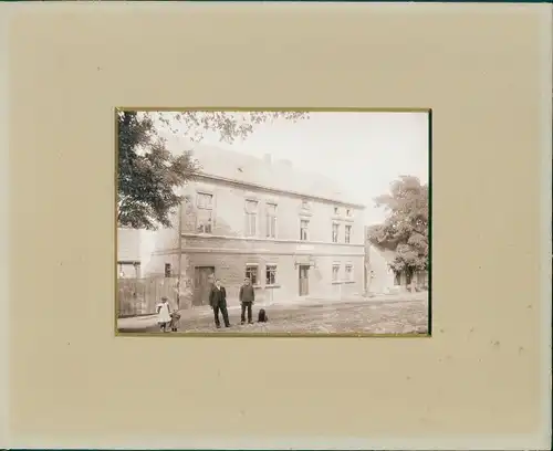 Foto Männer und Kinder vor einem Gasthaus