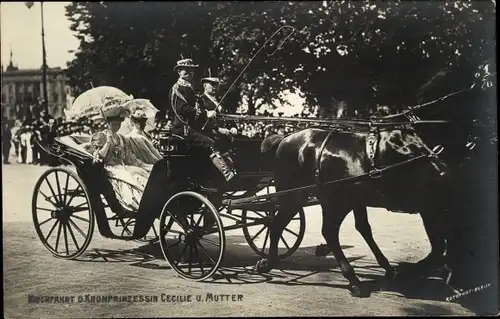 Ak Berlin, Kronprinzessin Cecilie und Mutter, Kutsche, Fahrt zur Kirche