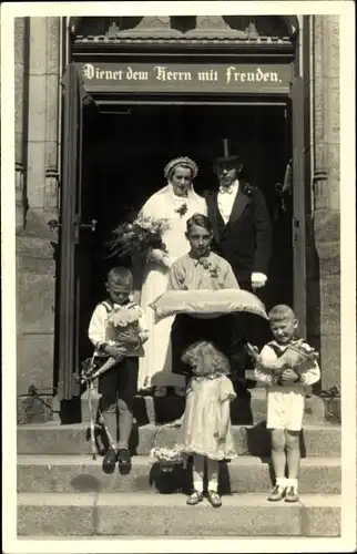 Foto Ak Brautpaar vor der Kirche, Kinder, Treppen, Trauung