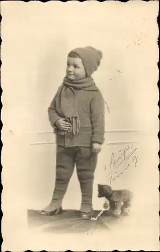 Foto Ak Kind, Standportrait, Spielzeug, Schal, Mütze