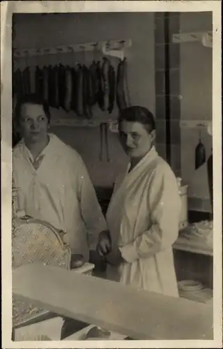 Foto Ak Geschäft, Laden, Handel, Verkäuferinnen, Wurst, Wurstwaren
