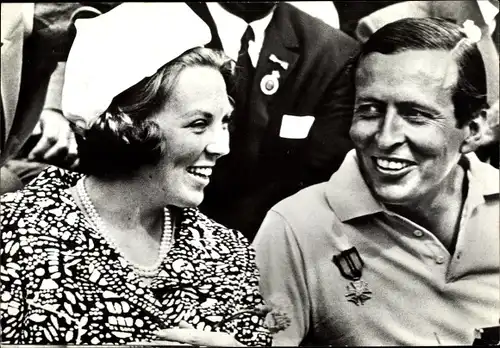 Ak Prinzessin Beatrix und Claus Amsberg, Op de eretribune nadat de Prins de 51ste vierdaagse, 1967