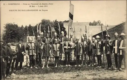 Ak Compiègne Oise, Feierlichkeiten zu Ehren von Jeanne d'Arc 1911, Gruppe Hellebardiere aus Noyon