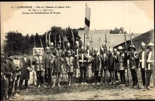 Ak Compiègne Oise, Feierlichkeiten zu Ehren von Jeanne d'Arc 1911, Gruppe Hellebardiere aus Noyon